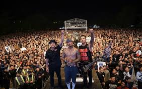 Sunyiku saat gelap datang mulai kusembunyikan kesepianku saat sunyi menyelimuti kekosongan hatiku ku hamparkan sejuta senyum palsu aku sedikit munafik berpura pura tegar menjalani semua tanpamu dalam hatiku ingin ku bunuh semua rasa tentangmu tapi semua tak bisa. Superman Is Dead Puisi Cinta Para Perompak Lirik Lagu Terjemahan