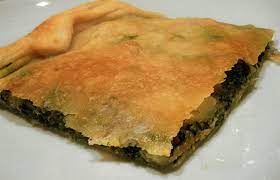 La tipica torta d'erbi pontremolese ricoperta da una sottile sfoglia di farina. La Torta D Erbi Della Lunigiana Lunigianafood