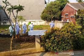 He did it for life while he was getting a job. Hoaks Istri Sekda Dki Jakarta Dirawat Di Icu Antara News