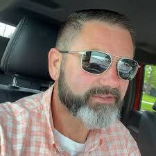 Looking for simple... it doesnt get much easier than this one... PEPPERONI  BITES....... Omg who needs doritos... these peperoni snack crackers are the  BOMB! Just put the peperoni