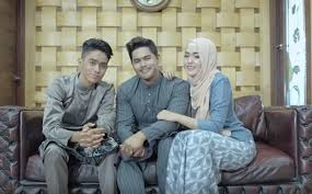 Berlalulah sudah ramadhan sebulan berpuasa tiba syawal kita rayakan dengan rasa gembira anak muda di rantauan semuanya pulang ke desa ibu dan ayah keriangan bersyukur tak terkira. Lagu Suasana Hari Raya Versi Thailand Curi Perhatian Gempak