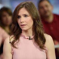 Amanda marie knox (born july 9, 1987) is an american woman who spent almost four years in an italian prison following her conviction for the 2007 murder of meredith kercher, a fellow exchange student who shared her apartment. Amanda Knox Ich Existiere Nur Durch Die Linse Des Mordes An Meredith Stern De