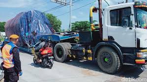 Ratusan petani dari berbagai daerah di klaten, rabu (15/12). Waduh Truk Bermuatan 20 Ton Nyangkut Di Rel Kereta Klaten