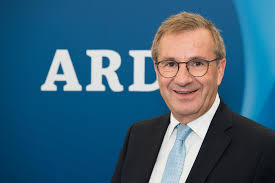 Diese promis schummeln bei ihrem alter. Jan Hofers Gehalt Das Verdient Er Bei Der Tagesschau Als Nachrichtensprecher Gq Germany