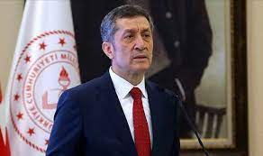.ziya selçuk'un talimatıyla alo 147 hattı kaldırılarak yerine başta öğretmenler olmak üzere öğrenci, veli ve diğer vatandaşlara etkin ve kaliteli hizmet vermek amacıyla milli eğitim bakanlığı (meb). Milli Egitim Bakani Ziya Selcuk Tan Telafi Egitimi Aciklamasi