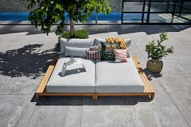 Avec son design naturel et moderne, le lit de jardin sur pieds s'accordera à merveille avec votre mobilier extérieur. Un Lit D Exterieur Pour Un Moment Detente Associe A Un Salon De Jardin Haut De Gamme Pour Un Exterieur Au Top Deco Solsang Uteplats