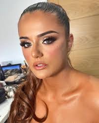 Leah Rowland's Instagram, Twitter & Facebook