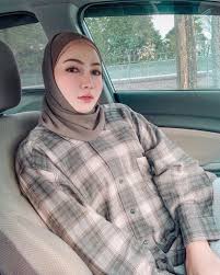 Beliau ialah abang sulung kepada aishah azman yang juga bergiat aktif dalam bidang lakonan. Dah Lama Pasang Niat Aishah Azman Kini Berhijab Buzzkini