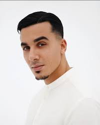 Sander de Kramer @sander_de_kramer weet niet wat hem overeenkomt! Nog geen  jaar geleden was hij bovenop vrijwel kaal. Nu heeft hij een volle bos  met…krullen! Als hij op straat loopt krijgt hij