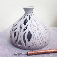 Recortando O Porta Velas Com Muito Cuidado Para Nao Quebrar Tudo Pottery Designs Coil Pottery Clay Pottery