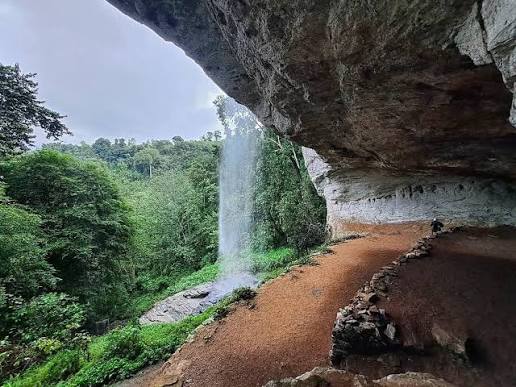 Visit to a Prehistoric Cave 🤠 . . Exploring the Belilena #cave, which is  located about 9kms from the #kitulgala Town. Evidence of prehistoric human  presence as early as 33,000 years ago