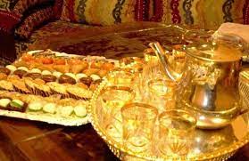 إبريق مغربي مزخرف أو إبريق عادي. ØµÙˆØ± Ù„ØªÙ‚Ø¯ÙŠÙ… Ø§Ù„Ø´Ø§ÙŠ Ø§Ù„Ù…ØºØ±Ø¨ÙŠ Ø§Ù„Ø±Ø§Ø¦Ø¹ Ù…Ø¹ Ø§Ù„Ø­Ù„ÙˆÙŠØ§Øª Ø§ÙŠÙÙŠÙ†