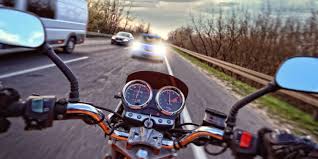 Manchmal ist sie sehr nervös, denn sie hat immer angst, wenn ich nicht rechtzeitig nach hause komme. Auto Gegen Motorrad Gefahrliche Begegnung Adac