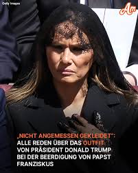 Einige behaupten sogar, dass die Wahl der Kleidung des Präsidenten „für die  hochkarätigste aller Beerdigungen“ als Zeichen der „Respektlosigkeit“  gewertet wurde 😮.