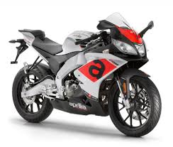 Características de la aprilia rs4 50, datos de potencia y par, medidas, frenos, suspensiones y consumos. Aprilia Rs 125 2017 Info Foto E Scheda Tecnica Della Piccola Supersportiva Di Noale Motociclismo