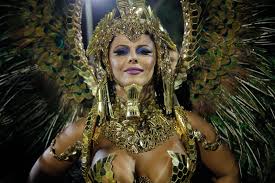 Atriz, modelo, rainha de bateria do salgueiro e mancha verde. Viviane Araujo Vive Rainha Farao A Frente De Bateria E Encanta Folioes Tv Foco