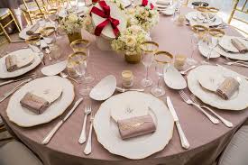 Partecipazionedi nozze con fiocco e apertua particolare. Romantico Matrimonio D Inverno Creativita Eleganza E Calde Atmosfere Natalizie Weddings