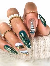 It's all about shaping glitter together, in this case red and green glitter, to make it look christmassy. Pretty Festive Nail Colours Designs 2020 Green Christmas Nails
