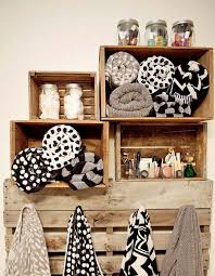 Cominciate in prossimità di un angolo poggiando per terra i due listelli in modo che siano paralleli alle due pareti e controllate che siano perfettamente perpendicolari tra loro. Bagno Fai Da Te Idee Per Arredare Il Bagno Con Materiali Di Recupero
