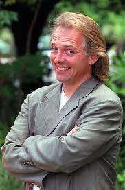 Opbrengsten hiervan gingen naar het amerikaans kankerfonds. Britse Acteur En Komiek Rik Mayall 56 Overleden Nrc