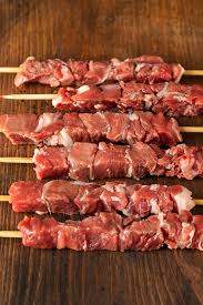 Gli arrosticini (detti anche rustell' o rustelle in diversi dialetti abruzzesi) sono spiedini di carne di castrato, tipici dell'appennino, in particolare della cucina abruzzese. Arrosticini Di Pecora Antica Norcineria Cironi