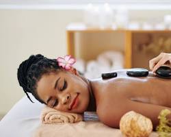 Imagem de massagem com pedras quentes