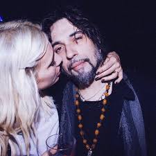 Con le vibrazioni però il feeling è perfetto. Francesco Sarcina Le Vibrazioni Biografia Eta Altezza Peso Figli Moglie Clizia Incorvaia Canzoni E Vita Privata Spettegolando