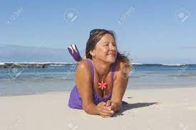 Et même quand vous croisez une femme mature qui vit sur votre palier ou dans la maison en face de chez vous, n'avez vous pas quelques émois. Jolie Femme Mature A La Recherche En Robe Pourpre Sexy Et Chaussures A Talons Hauts A La Plage Avec Vue Mer Et Ciel Bleu En Arriere Plan Et L Espace De Copie Banque D Images