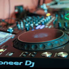 The new york film academy is one of the top film schools due in large part to its faculty of accomplished and working filmmakers. New York S 1 Music Production Dj School Live Online Nyc Classes