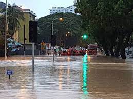Angin kencang dan hujan lebat menyebabkan pulau pinang dilanda banjir sejak pukul 2 petang 555555 kehidupan november 6, 2017. Pulau Pinang Lumpuh