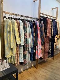Sekiranya anda nak memborong pakaian dalam suasana yang lebih sejuk dan berhawa dingin, apa kata ke sini. Kenanga Wholesale Dah Keluarkan Stok Baju Raya Cantik Cantik Azwar Syuhada