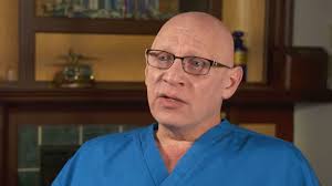 Una mujer se atendió con un ginecólogo durante nueve años y descubrió que  era su padre biológico