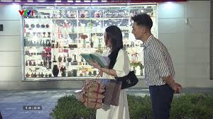 Trong trích đoạn giới thiệu tập 2 hương vị tình thân phần 2, thiên nga (việt hoa) thể hiện là người phụ nữ đảm đang khi đến nhà nấu canh, còn đút và vì thiên nga cho cụ dần ăn bát canh ngon quá nên cụ dần nhớ quê và gọi nhầm tên cô. Cclmao70tpwuym