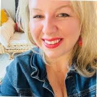 Angela Kovach's Instagram, Twitter & Facebook