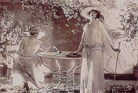 In perioada interbelica, viata politica a fost dominata de doua partide: Femeile In Perioada Interbelica Moda Anilor 1920 1930