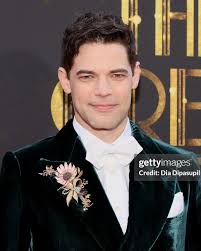 THE GREAT GATSBY OPENING NIGHT @jeremymjordan ✨ When @meemmap reached out  for a daisy lapel pin for @bwaygatsby opening night, I put down all of my  projects, transported myself to the roaring '