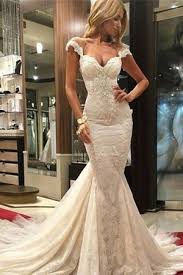 Bohemian brautkleider begeistern durch viele ausgefallene details wie beispielsweise stickereien, tiefe rücken cut outs, transparenz und raffinierte, weibliche dekolletees. Swing Brautkleider Gillne De