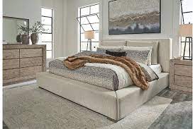 Pin By Shahpara On Bedroom Decor In 2021 Queen Upholstered Bed King Upholstered Bed Upholstered Beds