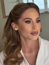 Sutil, perfecto, elegante… Así el maquillaje. Así el momento. COMO TÚ.  @aleksaadlg , muchas gracias por confiar en nosotras. Amamos atenderte.  Para este maquillaje ocupe: Agua micelar de @biodermamexico Serum  @foreo_latam Crema