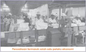 Keluarga yang lebih besar mencakup anggota yang lebih banyak lagi. Pengertian Dan Macam Pelaku Ekonomi Rumah Tangga Perusahaan Pemerintah Masyarakat Koperasi