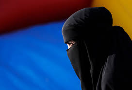 Find the perfect burka stock illustrations from getty images. Burkaverbot Schweizer Konvertitin Erklart Wieso Sie Nikab Tragt