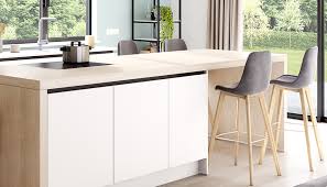 Voir plus d'idées sur le thème cuisine moderne, cuisines design, amenagement cuisine. Chaises Et Tabourets Au Service De La Modernite Eggo Cuisines
