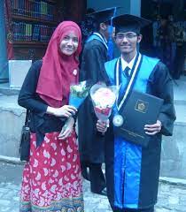 Memadukan bahan brukat dengan rok satin juga dress kombinasi tutu, busana ini bisa memberi tampilan yang elegan. 30 Ide Keren Baju Untuk Menghadiri Wisuda Anak Cerita Wisuda