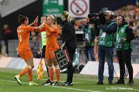 Pierre van hooijdonk, rafael van der vaart en verslaggever jeroen. Olympische Spelen Live Uitzendingen Voetbal Op Tv Welke Zender En Hoe Laat Wedstrijden Nederland Vrouwen Nos En Eurosport