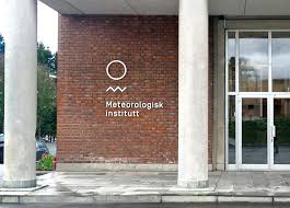 Sol, regn, minusgrader og kanskje snø, varsler meteorologen. Logo And Exterior Signage Designed By Neue For The Norwegian Meteorological Institute Wayfinding Signage Design Signage Design Exterior Signage