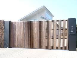 Portail Coulissant Padouk Fines Poteaux Verticaux Des Deux Cotes Entierement Integre Ces Jardins Nenni S En 2020 Portail Coulissant Portail Bois Portail Exterieur