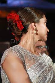 Red Roses And A Sparkly White Saree Added To Deepika S Charm Today Deepika Padukone Hair Lehenga Hairstyles Saree Hairstyles