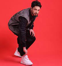 Man Crush Thursday Murat Boz Who Dons Many Hats With His Smart Persona Will Give You Dose Of Dopamine If You Are Having A Dull Day Phupo