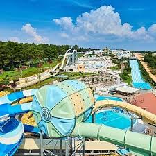 Blick über den mit blumen und palmen gesäumten aquapark auf die wassserrutschen. Aquapark Istralandia Novigrad 2021 All You Need To Know Before You Go With Photos Tripadvisor