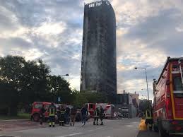 In alcuni punti del palazzo i pompieri stanno. Zje1igfzf6io4m